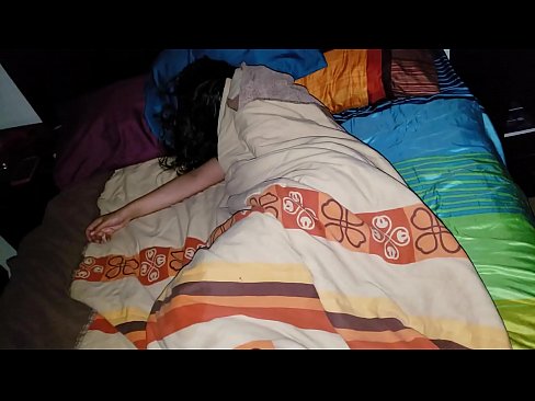 ❤️ Nevlastní syn buzeruje svou mladou nevlastní matku, zatímco ona spí. ️❌ Ruské porno u nás ﹏